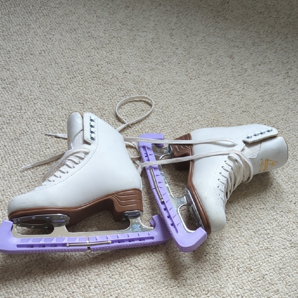 Jackson Women's White Ice Skates with Purple Guards - Picture 3 of 8